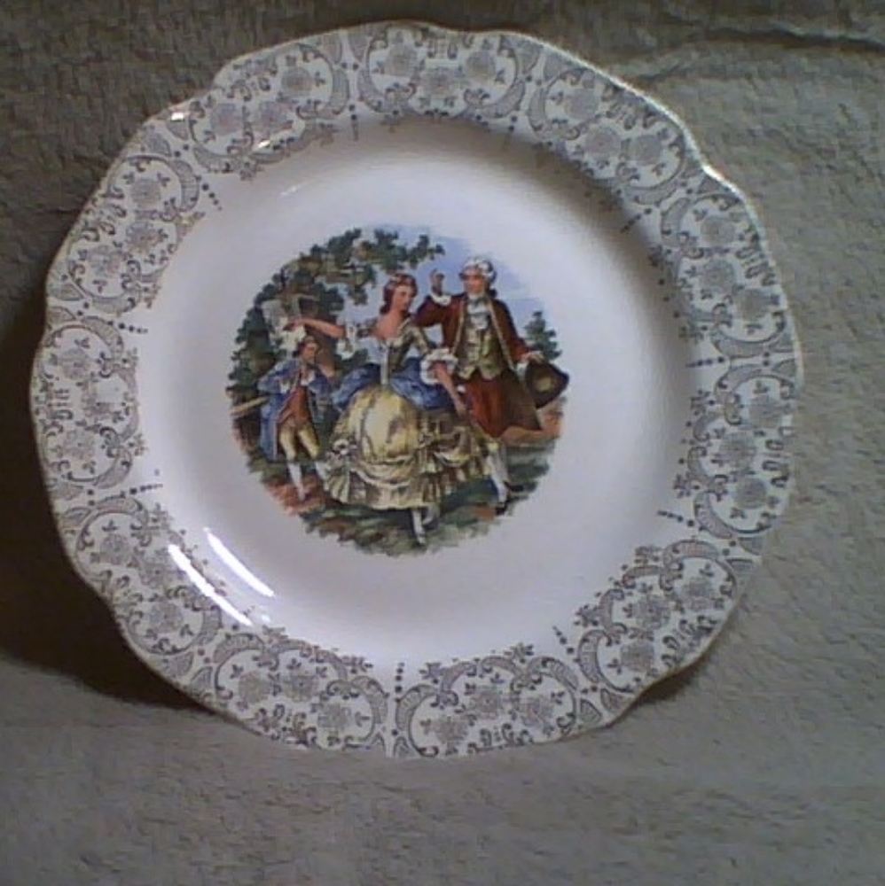 22k Gold Vintage Sabin George & Martha Crest of Gold  Serving Dish. 9in.Diam